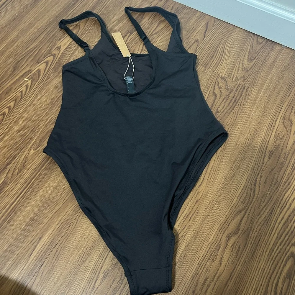 NWT SKIMS Onyx Scoop Neck One Piece Swimsuit Size XL $88